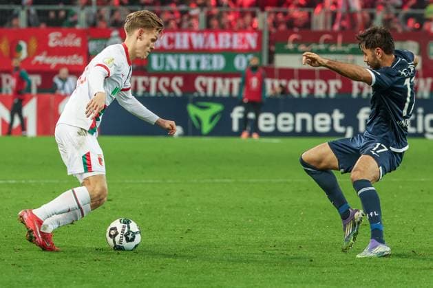 Anton Kade 30 FC Augsburg , left, in duel with Gerrit Holtmann 17 VfL Bochum , FC Augsburg vs VfL Bochum 1848, Football, Men, DFL, DFB Cup, Season 2025 2026, WWK Arena, Second round, 28 10 2025 Augsburg Bavaria Germany Copyright: xkolbert-press MartinxAgüerax