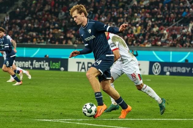 Mats Pannewig 24 VfL Bochum in action against Robin Fellhauer 19 FC Augsburg , FC Augsburg vs VfL Bochum 1848, Football, Men, DFL, DFB Pokal, Season 2025 2026, WWK Arena, Second round, 28 10 2025 Augsburg Bayern Germany Copyright: xkolbert-press MartinxAgüerax