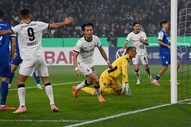 Shuto MACHINO MG Jubel, jubeln, Freude, cheers, nach seinem Tor zum 1 0, Fussball, DFB Pokal, 2 Hauptrunde, Borussia Moenchengladbach MG Karlsruher SC KA 3 1 am 28 10 2025 im Borussiapark Moenchengladbach Deutschland DFL regulations prohibit any use of photographs as image sequences and or quasi video Â