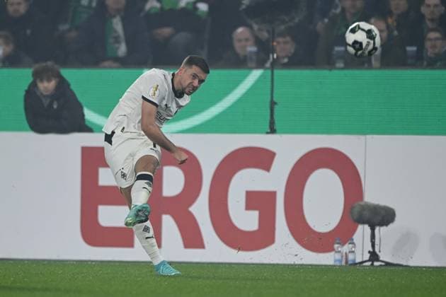 Kevin STOEGER Stöger, MG Aktion, Einzelaktion, Fußball, DFB Pokal, 2 Hauptrunde, Borussia Moenchengladbach MG Karlsruher SC KA 3 1 am 28 10 2025 im Borussiapark Moenchengladbach Deutschland DFL regulations prohibit any use of photographs as image sequences and or quasi video Â
