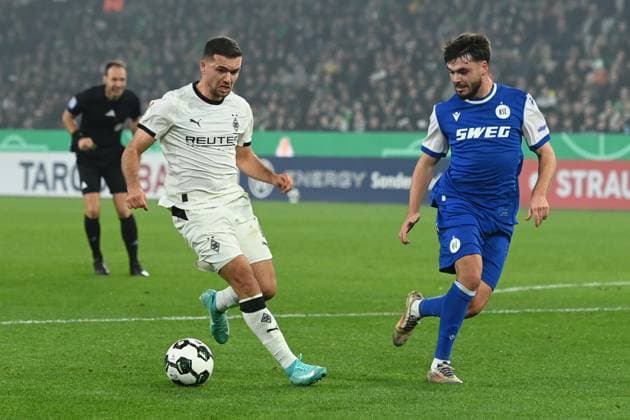 Kevin STOEGER Stöger, MG vs Lilian EGLOFF KA action, duel, football, DFB Pokal, 2nd main round, Borussia Moenchengladbach MG Karlsruher SC KA 3 1 on 28 10 2025 at Borussiapark Moenchengladbach Germany DFL regulations prohibit any use of photographs as image sequences and or quasi video Â