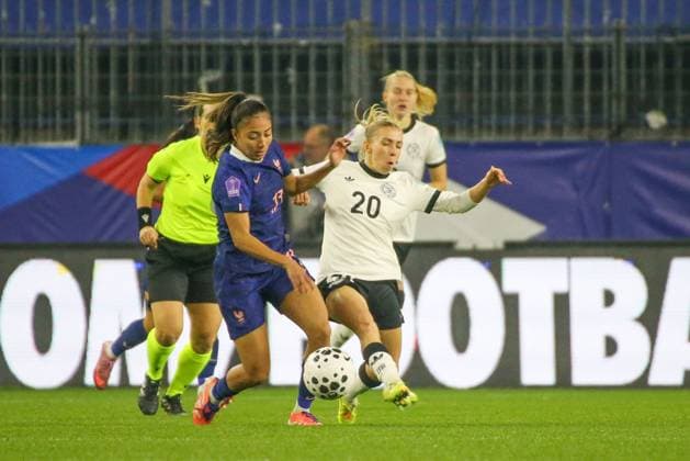 28 10 2025, xgrfx, Soccer UEFA Women s Nations League Semifinal , France Germany v l Selma Bacha France , Elisa Senß German Women s National Team DFL DFB REGULATIONS PROHIBIT ANY USE OF PHOTOGRAPHS as IMAGE SEQUENCES and or QUASI VIDEO Caen