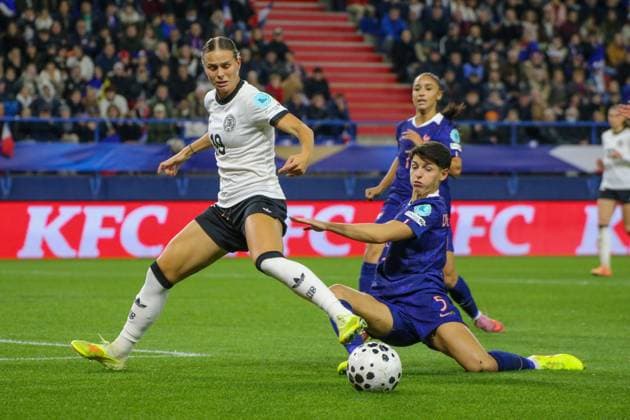 28 10 2025, xgrfx, Soccer UEFA Women s Nations League Semifinal , France Germany v l Klara Bühl German Women s National Team , Elisa De Almeida France DFL DFB REGULATIONS PROHIBIT ANY USE OF PHOTOGRAPHS as IMAGE SEQUENCES and or QUASI VIDEO Caen