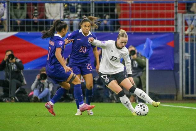28 10 2025, xgrfx, Soccer UEFA Women s Nations League Semifinal , France Germany v l Delphine Cascarino France , Franziska Kett German Women s National Team DFL DFB REGULATIONS PROHIBIT ANY USE OF PHOTOGRAPHS as IMAGE SEQUENCES and or QUASI VIDEO Caen