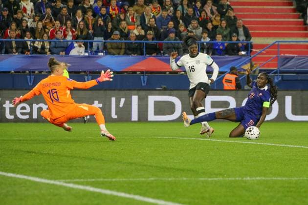 28 10 2025, xgrfx, Soccer UEFA Women s Nations League Semifinal , France Germany v l Pauline Peyraud Magnin France , Nicole Anyomi German Women s National Team , Griedge Mbock Bathy France DFL DFB REGULATIONS PROHIBIT ANY USE OF PHOTOGRAPHS as IMAGE SEQUENCES and or QUASI VIDEO Caen