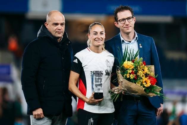 UEFA Women s Nations League Belgium vs Ireland, 28 10 2025 LEUVEN, BELGIUM OCTOBER 28 Tessa Wullaert Belgium, 9 being honored by Peter Willems and Jorg Keldermans for her 150 caps during the UEFA Womens Nations League Relegation Play Off match between Belgium and Ireland at Den Dreef Stadium onOctober 28, 2025 in Leuven, Belgium Copyright: xBEAUTIFULxSPORTS Freisenx