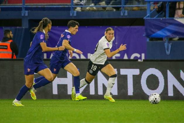 28 10 2025, xgrfx, Soccer UEFA Women s Nations League Semifinal , France Germany v l Elisa De Almeida France , Klara Bühl German Women s National Team DFL DFB REGULATIONS PROHIBIT ANY USE OF PHOTOGRAPHS as IMAGE SEQUENCES and or QUASI VIDEO Caen