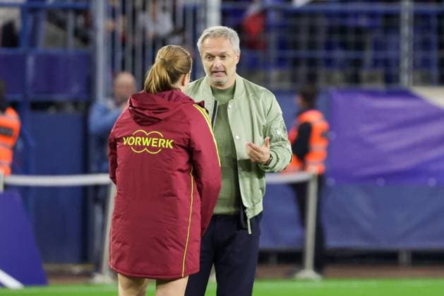 Caen, France 28 October 2025 UEFA Nations League Women 2025 2026 France vs Germany In the picture from left Sjoeke Nüsken Nuesken Germany and national coach Christian Wück Wueck Germany talk during the final celebration after the victory against France and thus in the final of the UEFA Women™s Nations League Stade Michel dÂ Ornano Copyright: xFotostandx xFantinix