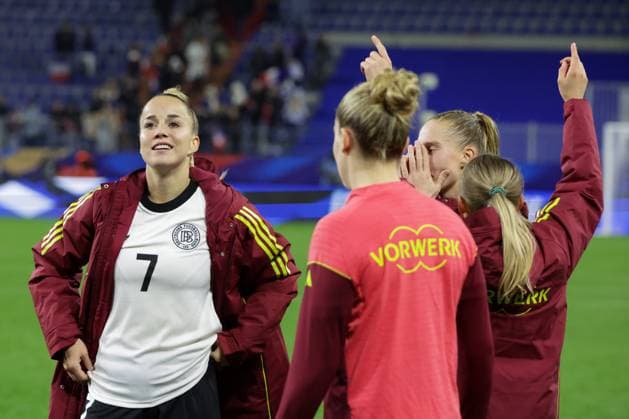 Caen, France 28 October 2025 UEFA Nations League Women 2025 2026 France vs Germany In the picture from left Giulia Gwinn Germany , Alara Germany , Janina Minge Germany and Elisa Senß Senss Germany celebrating after the victory against France and thus in the final of the UEFA Women™s Nations League Stade Michel dÂ Ornano Copyright: xFotostandx xFantinix