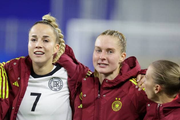 Caen, France 28 October 2025 UEFA Nations League Women 2025 2026 France vs Germany In the picture from left Giulia Gwinn Germany , Janina Minge Germany and Elisa Senß Senss Germany celebrating after the victory against France and thus in the final of the UEFA Women™s Nations League Stade Michel dÂ Ornano Copyright: xFotostandx xFantinix