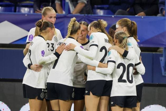 Caen, France 28 October 2025 UEFA Nations League Women 2025 2026 France vs Germany In the picture from left the fourth scorer Klara Bühl Buehl Germany , partly hidden in the picture, scores the goal to 2 1 for Germany and cheers with her teammates Stade Michel dÂ Ornano Copyright: xFotostandx xFantinix