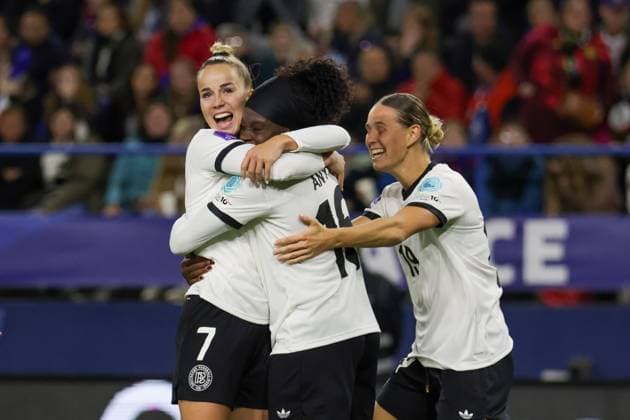 Caen, France 28 October 2025 UEFA Nations League Women 2025 2026 France vs Germany In the picture from left the second scorer Nicole Anyomi Germany scores the goal to 3 1 for Germany, which was disallowed after examination by the referee due to an offside position, and cheers with Giulia Gwinn Germany and Klara Bühl Buehl Germany Stade Michel dÂ Ornano Copyright: xFotostandx xFantinix