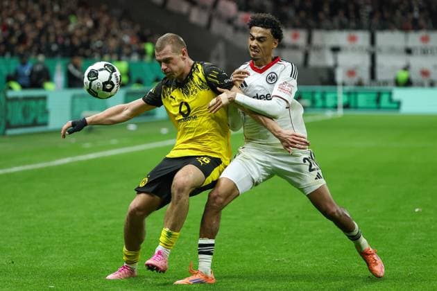 Soccer DFB Pokal Eintracht Frankfurt Borussia Dortmund on 28 10 2025 at Deutsche Bank Park in Frankfurt Julian Ryerson Dortmund 26 vs Nathaniel Nene Brown Frankfurt 21 MH