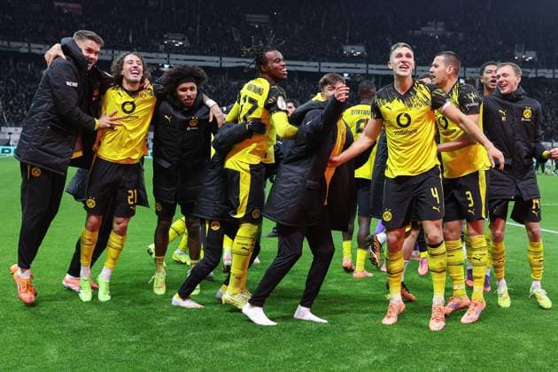 Soccer DFB Pokal Eintracht Frankfurt Borussia Dortmund on 28 10 2025 at Deutsche Bank Park in Frankfurt Cheering and joy about the victory in the penalty shootout at the team of Borussia Dortmund among others Fabio Silva Dortmund 21 , Karim Adeyemi Dortmund 27 , Carney Chukwuemeka Dortmund 17 , Nico Schlotterbeck Dortmund 4 , Pascal Gross Dortmund 13 , Maximilian Beier Dortmund 14 MH