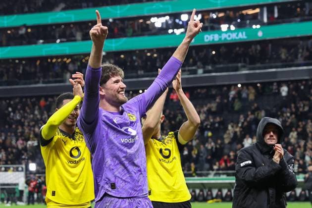 Soccer DFB Cup Eintracht Frankfurt Borussia Dortmund on 28 10 2025 at Deutsche Bank Park in Frankfurt Cheers and joy about the victory in the penalty shootout at the Borussia Dortmund team, including goalkeeper Gregor Kobel Dortmund 1 MH