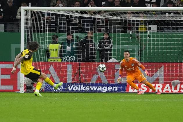 Fabio Silva Borussia Dortmund, BVB scores in penalty shoot-out against goalkeeper Michael Zetterer Eintracht Frankfurt, 23 Frankfurt 28 10 2025 Eintracht Frankfurt vs Borussia Dortmund, Deutsche Bank Park, 2nd round DFB Cup