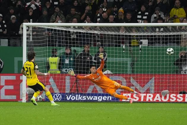 Fabio Silva Borussia Dortmund, BVB scores in penalty shoot-out against goalkeeper Michael Zetterer Eintracht Frankfurt, 23 Frankfurt 28 10 2025 Eintracht Frankfurt vs Borussia Dortmund, Deutsche Bank Park, 2nd round DFB Cup