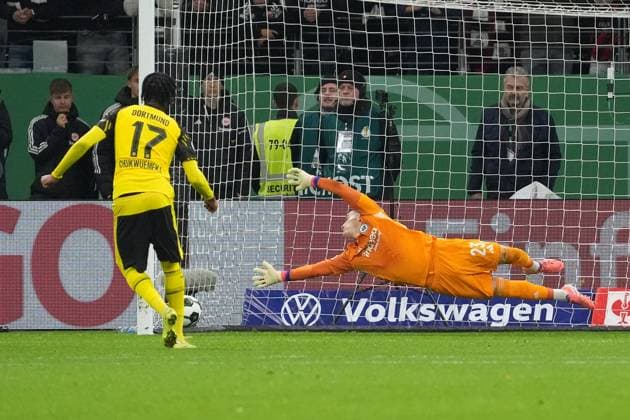 Carney Chukwuemeka Borussia Dortmund, BVB scores in penalty shootout against goalkeeper Michael Zetterer Eintracht Frankfurt, 23 Frankfurt 28 10 2025 Eintracht Frankfurt vs Borussia Dortmund, Deutsche Bank Park, 2nd round DFB Cup