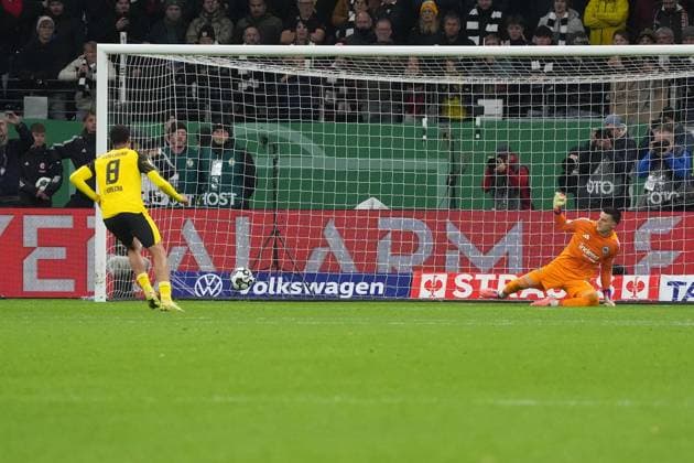 Felix Nmecha Borussia Dortmund, BVB scores in penalty shoot-out against goalkeeper Michael Zetterer Eintracht Frankfurt, 23 Frankfurt 28 10 2025 Eintracht Frankfurt vs Borussia Dortmund, Deutsche Bank Park, 2nd round DFB Pokal