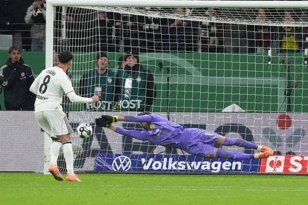 Fares Chaibi Eintracht Frankfurt, 08 fails in penalty shoot-out against goalkeeper Gregor Kobel Borussia Dortmund, BVB and Dortmund win Frankfurt 28 10 2025 Eintracht Frankfurt vs Borussia Dortmund, Deutsche Bank Park, 2nd round DFB Cup