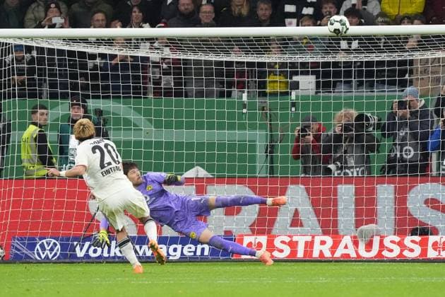 Ritsu Doan Eintracht Frankfurt, 20 shoots in penalty shootout against goalkeeper Gregor Kobel Borussia Dortmund, BVB over the goal Frankfurt 28 10 2025 Eintracht Frankfurt vs Borussia Dortmund, Deutsche Bank Park, 2 round DFB Cup