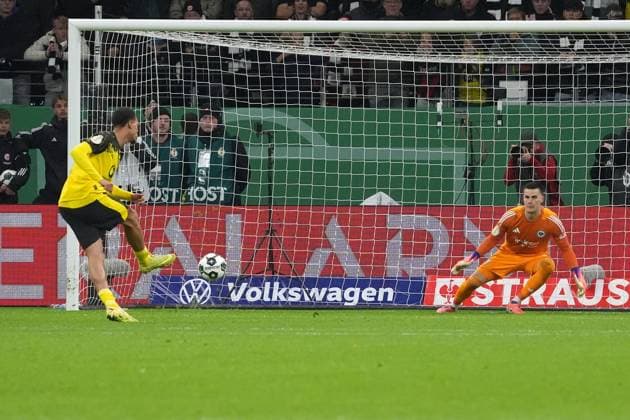 Felix Nmecha Borussia Dortmund, BVB scores in penalty shoot-out against goalkeeper Michael Zetterer Eintracht Frankfurt, 23 Frankfurt 28 10 2025 Eintracht Frankfurt vs Borussia Dortmund, Deutsche Bank Park, 2nd round DFB Pokal