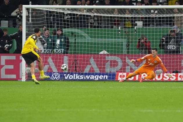 Felix Nmecha Borussia Dortmund, BVB scores in penalty shoot-out against goalkeeper Michael Zetterer Eintracht Frankfurt, 23 Frankfurt 28 10 2025 Eintracht Frankfurt vs Borussia Dortmund, Deutsche Bank Park, 2nd round DFB Pokal