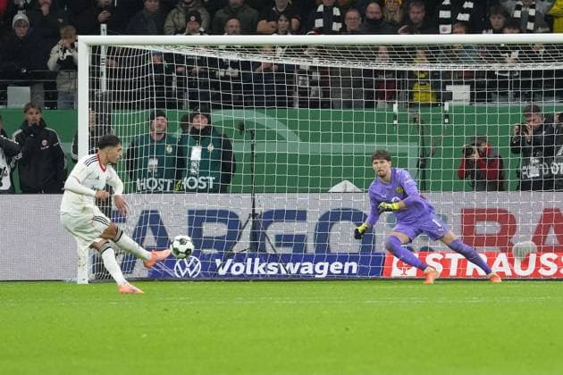 Fares Chaibi Eintracht Frankfurt, 08 fails in penalty shoot-out against goalkeeper Gregor Kobel Borussia Dortmund, BVB and Dortmund win Frankfurt 28 10 2025 Eintracht Frankfurt vs Borussia Dortmund, Deutsche Bank Park, 2nd round DFB Cup