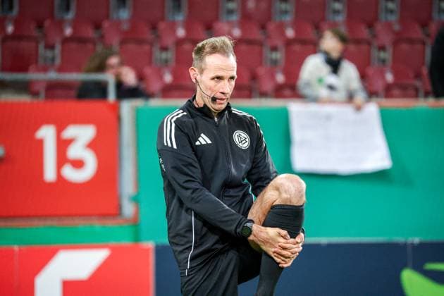 Germany DFB Cup 2025 26, 2nd round FC Augsburg vs VfL Bochum WWK Arena Augsburg Referee Sascha Stegemann at the Warm Up Augsburg WWK Arena Bayern Germany Copyright: xBenedictxChristx