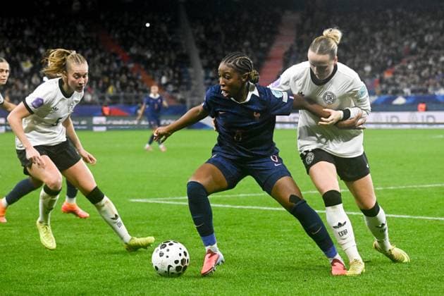 FRANCE ALLEMAGNE PHOTOPQR OUEST FRANCE Martin ROCHE ; Caen ; 28 10 2025 ; Football - demi finale de la Ligue des nations féminines - France Allemagne Équipe de France Féminine vs. Équipe d Allemagne féminine au stade Michel D Ornano à Caen ( Calvados Normandie - mardi 28 octobre 2025 ici ( de g à d ) Oriane Jean - François ( France ) et Franziska Kett ( Allemagne ) Photographe: Martin ROCHE Ouest-France Caen; October 28, 2025; Football - Women s Nations League semi-final; France Germany Caen FRANCE France  Copyright: xPHOTOPQR OUESTxFRANCE MAXPPPxMartinxROCHEx 20251028OFR0818 20251028OFR0818