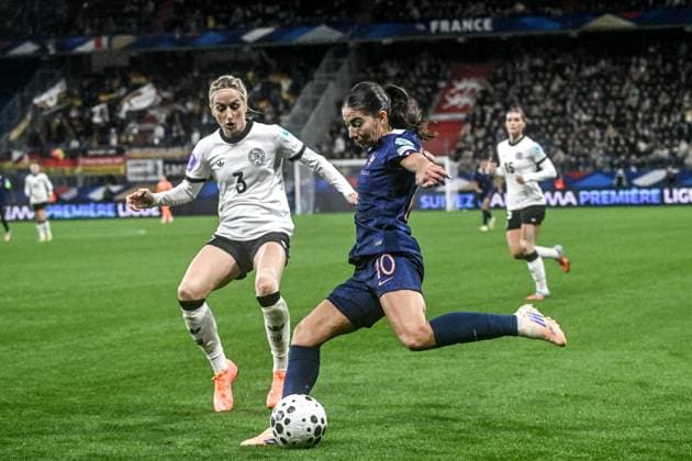 FRANCE ALLEMAGNE PHOTOPQR OUEST FRANCE Martin ROCHE ; Caen ; 28 10 2025 ; Football - demi finale de la Ligue des nations féminines - France Allemagne Équipe de France Féminine vs. Équipe d Allemagne féminine au stade Michel D Ornano à Caen ( Calvados Normandie - mardi 28 octobre 2025 ici ( de g à d ) Kathrin Hendrich ( Allemagne ) et Clara Mateo ( France ). Photographe: Martin ROCHE Ouest-France Caen; October 28, 2025; Football - Women s Nations League semi-final; France Germany Caen FRANCE France  Copyright: xPHOTOPQR OUESTxFRANCE MAXPPPxMartinxROCHEx 20251028OFR0879 20251028OFR0879