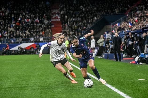 FRANCE ALLEMAGNE PHOTOPQR OUEST FRANCE Martin ROCHE ; Caen ; 28 10 2025 ; Football - demi finale de la Ligue des nations féminines - France Allemagne Équipe de France Féminine vs. Équipe d Allemagne féminine au stade Michel D Ornano à Caen ( Calvados Normandie - mardi 28 octobre 2025 ici ( de g à d ) Kathrin Hendrich ( Allemagne ) et Clara Mateo ( France ). Photographe: Martin ROCHE Ouest-France Caen; October 28, 2025; Football - Women s Nations League semi-final; France Germany Caen FRANCE France  Copyright: xPHOTOPQR OUESTxFRANCE MAXPPPxMartinxROCHEx 20251028OFR0882 20251028OFR0882
