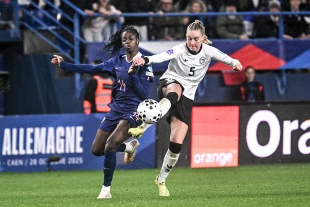 FRANCE ALLEMAGNE PHOTOPQR OUEST FRANCE Martin ROCHE ; Caen ; 28 10 2025 ; Football - demi finale de la Ligue des nations féminines - France Allemagne Équipe de France Féminine vs. Équipe d Allemagne féminine au stade Michel D Ornano à Caen ( Calvados Normandie - mardi 28 octobre 2025 ici ( de g à d ) Naomie Feller ( France ) et Janina Minge Photographe: Martin ROCHE Ouest-France Caen; October 28, 2025; Football - Women s Nations League semi-final; France Germany Caen FRANCE France  Copyright: xPHOTOPQR OUESTxFRANCE MAXPPPxMartinxROCHEx 20251028OFR0913 20251028OFR0913