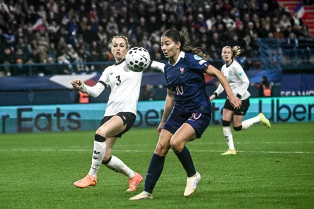 FRANCE ALLEMAGNE PHOTOPQR OUEST FRANCE Martin ROCHE ; Caen ; 28 10 2025 ; Football - demi finale de la Ligue des nations féminines - France Allemagne Équipe de France Féminine vs. Équipe d Allemagne féminine au stade Michel D Ornano à Caen ( Calvados Normandie - mardi 28 octobre 2025 ici ( de g à d ) Kathrin Hendrich ( Allemagne ) et Clara Mateo ( France ). Photographe: Martin ROCHE Ouest-France Caen; October 28, 2025; Football - Women s Nations League semi-final; France Germany Caen FRANCE France  Copyright: xPHOTOPQR OUESTxFRANCE MAXPPPxMartinxROCHEx 20251028OFR0934 20251028OFR0934