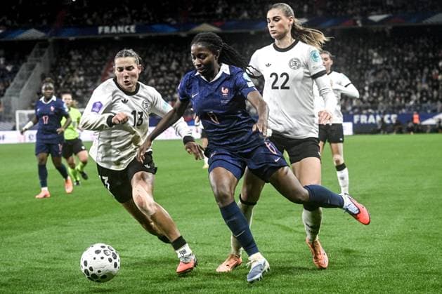 FRANCE ALLEMAGNE PHOTOPQR OUEST FRANCE Martin ROCHE ; Caen ; 28 10 2025 ; Football - demi finale de la Ligue des nations féminines - France Allemagne Équipe de France Féminine vs. Équipe d Allemagne féminine au stade Michel D Ornano à Caen ( Calvados Normandie - mardi 28 octobre 2025 ici ( de g à d ) Carlotta Wamser ( Allemagne ) , Oriane Jean - François ( France ) et Jule Brand ( Allemagne ) Photographe: Martin ROCHE Ouest-France Caen; October 28, 2025; Football - Women s Nations League semi-final; France Germany Caen FRANCE France  Copyright: xPHOTOPQR OUESTxFRANCE MAXPPPxMartinxROCHEx 20251028OFR0937 20251028OFR0937
