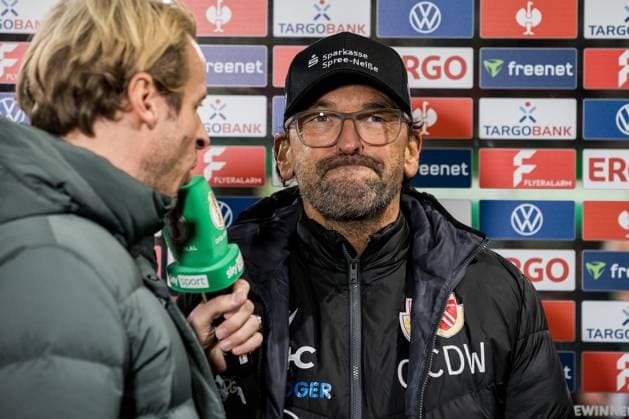 Cottbus, Germany 28 October 2025 DFB Pokal 2025 2026 FC Energie Cottbus vs RB Leipzig In the picture Coach Claus Dieter Wollitz Energie Cottbus DFB regulations prohibit any use of photographs as image sequences and or quasi video LEAG Energie Stadion Brandenburg Copyright: xFotostandx xWeilandx