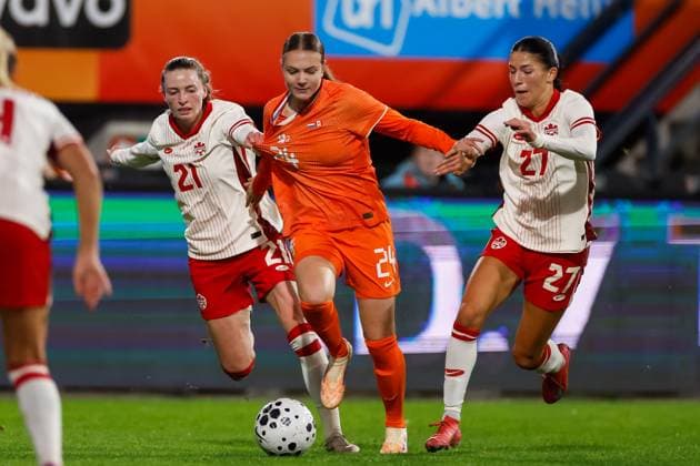 Women s International Friendly, Länderspiel, Nationalmannschaft - Netherlands vs Canada, Netherlands Gabrielle Carle of Canada and Lotte Keukelaar of the Netherlands and Holly Ward of Canada battle for the ball during the Women s International Friendly match between Netherlands and Canada at the McDOS Goffertstadion in Nijmegen, Netherlands, October 28, 2025. Nijmegen Netherlands  Copyright: xMatrixxImagesx xMarcelxterxBalsx