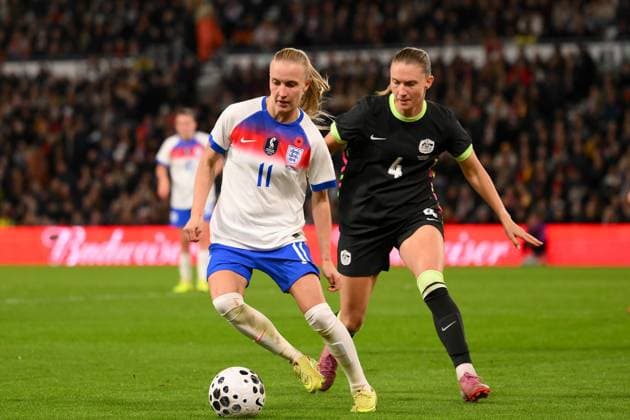 England v Australia - Women s International Friendly, Länderspiel, Nationalmannschaft Aggie Beever-Jones of England is under pressure from Clare Hunt of Australia during the International Friendly match between England Women and Australia at Pride Park in Derby, England, on October 28, 2025. Derby Derbyshire United Kingdom  Copyright: xMIxNewsx originalFilename:fletcher-englandw251028_np3E4.jpg