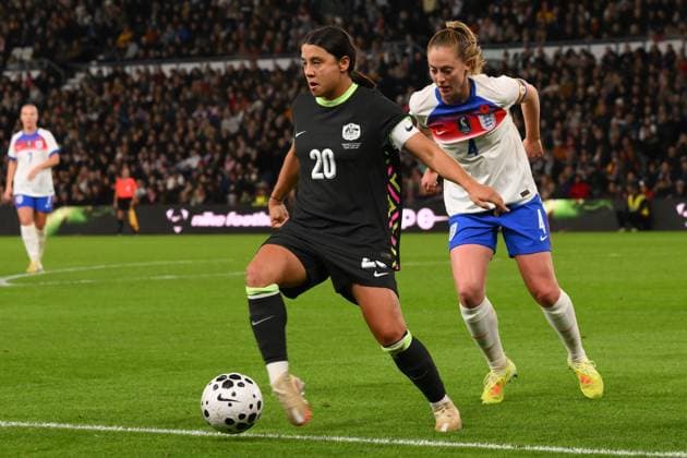 England v Australia - Women s International Friendly, Länderspiel, Nationalmannschaft Sam Kerr of Australia is under pressure from Keira Walsh of England during the International Friendly match between England Women and Australia at Pride Park in Derby, England, on October 28, 2025. Derby Derbyshire United Kingdom  Copyright: xMIxNewsx originalFilename:fletcher-englandw251028_np4sB.jpg