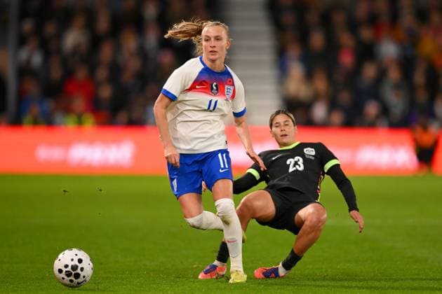 England v Australia - Women s International Friendly, Länderspiel, Nationalmannschaft Aggie Beever-Jones of England tackles Kyra Cooney-Cross of Australia during the International Friendly match between England Women and Australia at Pride Park in Derby, England, on October 28, 2025. Derby Derbyshire United Kingdom  Copyright: xMIxNewsx originalFilename:fletcher-englandw251028_npiq0.jpg