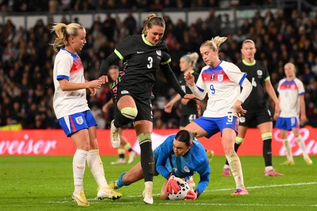 England v Australia - Women s International Friendly, Länderspiel, Nationalmannschaft Wini Heatley of Australia defends as Mackenzie Arnold of Australia saves the ball under pressure from Alessia Russo of England and Keira Walsh of England during the International Friendly match between England Women and Australia at Pride Park in Derby, England, on October 28, 2025. Derby Derbyshire United Kingdom  Copyright: xMIxNewsx originalFilename:fletcher-englandw251028_npyQc.jpg