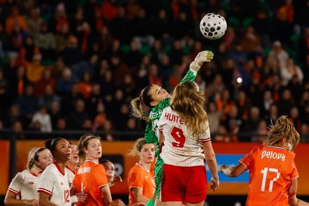 Women s International Friendly, Länderspiel, Nationalmannschaft - Netherlands vs Canada, Netherlands Goalkeeper Sabrina D Angelo of Canada????saves the ball during the Women s International Friendly match between Netherlands and Canada at the McDOS Goffertstadion in Nijmegen, Netherlands, October 28, 2025. Nijmegen Netherlands  Copyright: xMatrixxImagesx xMarcelxterxBalsx