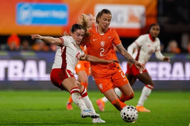 Women s International Friendly, Länderspiel, Nationalmannschaft - Netherlands vs Canada, Netherlands Emma Regan of Canada???and Lynn Wilms of the Netherlands battle for the ball during the Women s International Friendly match between Netherlands and Canada at the McDOS Goffertstadion in Nijmegen, Netherlands, October 28, 2025. Nijmegen Netherlands  Copyright: xMatrixxImagesx xMarcelxterxBalsx