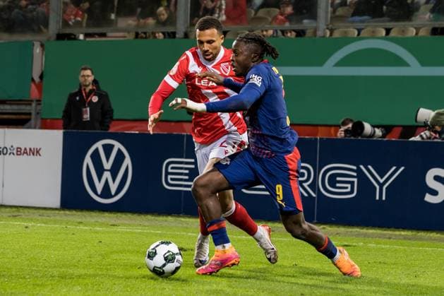 Cottbus, Germany 28 October 2025 DFB Pokal 2025 2026 FC Energie Cottbus vs RB Leipzig Pictured from left in duel Leon Guwara Energie Cottbus and Johan Bakayoko RB Leipzig DFB regulations prohibit any use of photographs as image sequences and or quasi video LEAG Energie Stadion Brandenburg Copyright: xFotostandx xWeilandx