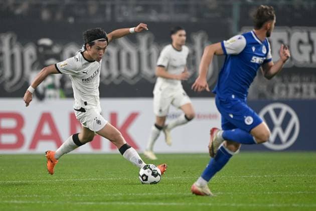 Shuto MACHINO MG action, single action, front Christoph KOBALD KA Football, DFB Pokal, 2 Hauptrunde, Borussia Moenchengladbach MG Karlsruher SC KA 3 1 am 28 10 2025 im Borussiapark Moenchengladbach Germany DFL regulations prohibit any use of photographs as image sequences and or quasi video Â