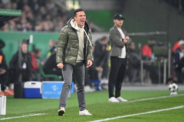 Coach Christian EICHNER KA , Gestures, gestures, anger, raging, emotions, Football, DFB Cup, 2nd main round, Borussia Moenchengladbach MG Karlsruher SC KA 3 1 on 28 10 2025 at Borussiapark Moenchengladbach Germany DFL regulations prohibit any use of photographs as image sequences and or quasi video Â