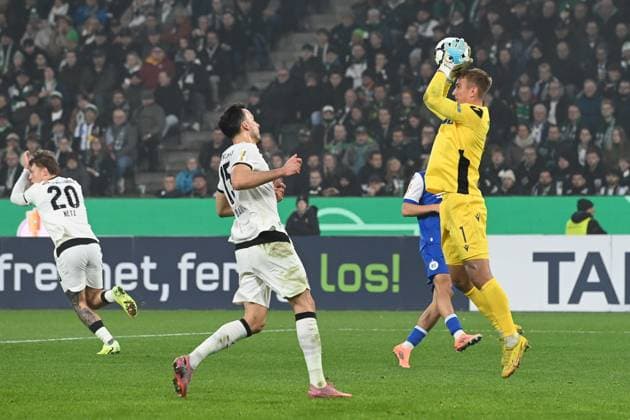 Goalkeeper Hans Christian BERNAT KA parade, action, in front of Haris TABAKOVIC MG action, duel, football, DFB Pokal, 2nd main round, Borussia Moenchengladbach MG Karlsruher SC KA 3 1 on 28 10 2025 at Borussiapark Moenchengladbach Germany DFL regulations prohibit any use of photographs as image sequences and or quasi video Â