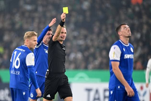 Referee Bastian DANKERT shows Nicolai RAPP KA the yellow card, warning Football, DFB Pokal, 2 Hauptrunde, Borussia Moenchengladbach MG Karlsruher SC KA 3 1 am 28 10 2025 im Borussiapark Moenchengladbach Deutschland DFL regulations prohibit any use of photographs as image sequences and or quasi video Â