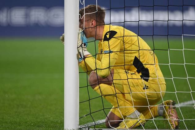 Goalkeeper Hans Christian BERNAT KA presents his free kick wall, gestures, gesticulates, whole figure, Ganzkoerper, Fußball, DFB Pokal, 2 Hauptrunde, Borussia Moenchengladbach MG Karlsruher SC KA 3 1 am 28 10 2025 im Borussiapark Moenchengladbach Deutschland DFL regulations prohibit any use of photographs as image sequences and or quasi video Â