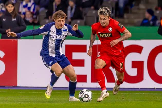 Berlin, Germany 28 October 2025 DFB Pokal 2025 2026 Hertha BSC Berlin vs SV Elversberg Pictured from left in a duel Maurice Krattenmacher Hertha and Nicholas Mickelson SVE DFB regulations prohibit any use of photographs as image sequences and or quasi video Olympiastadion Berlin Copyright: xFotostandx xSchäferx